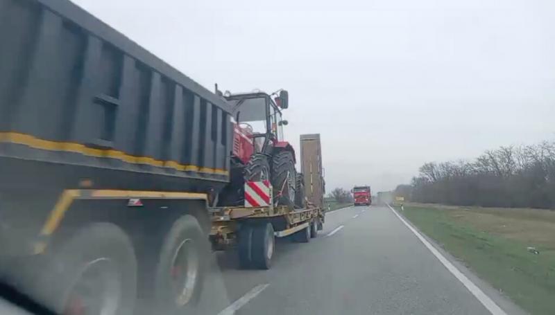 A hatalom trélereken juttatja el a traktorokat a fővárosba.