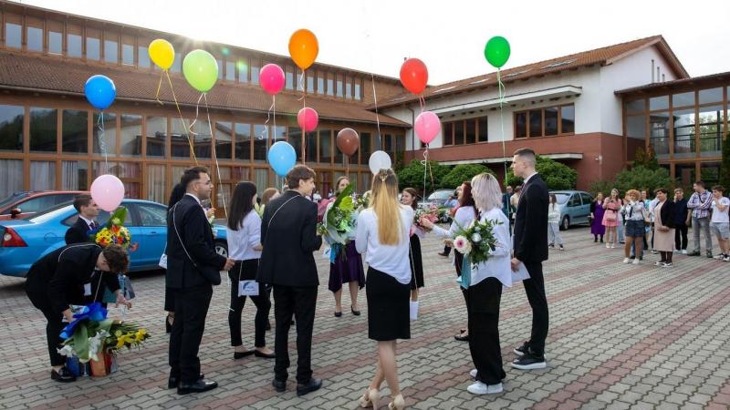 Ballagásra sokféle ajándékot lehet adni, és a választás gyakran attól függ, hogy az ajándékozó milyen kapcsolatban áll a végzős diákkal. Vannak, akik virágcsokrot választanak, míg mások inkább valami praktikusabbat, például autót vagy egyéb használati tár
