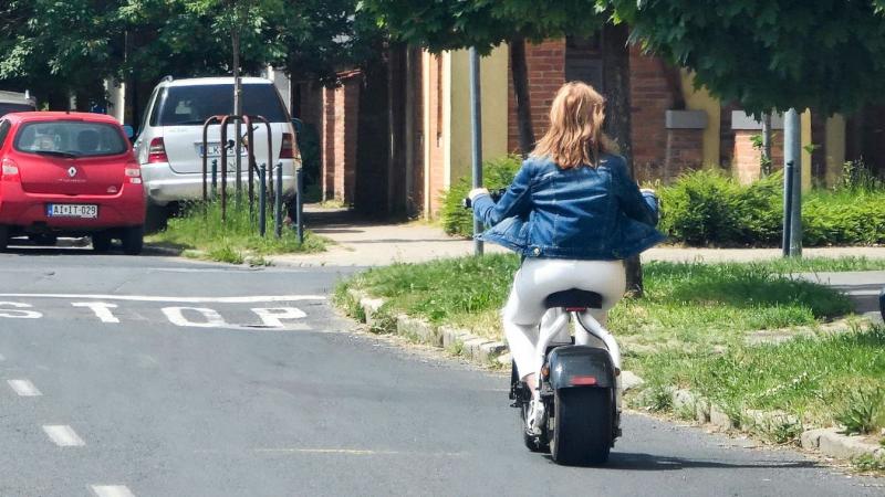 A motoros közlekedése Szombathelyen olyan szabálytalan és balesetveszélyes volt, hogy az szinte sokkolta a járókelőket.