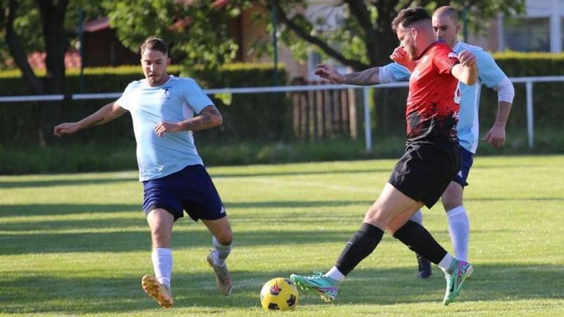 A sportág, ahonnan származom, teljesen más megközelítést igényel, amikor a bírók szerepéről van szó. Itt a mérkőzések kimenetele nem függ a bírói döntésektől, hiszen a játékosok teljesítménye a hangsúlyos. A versenyek során a bírók feladata inkább az, hog