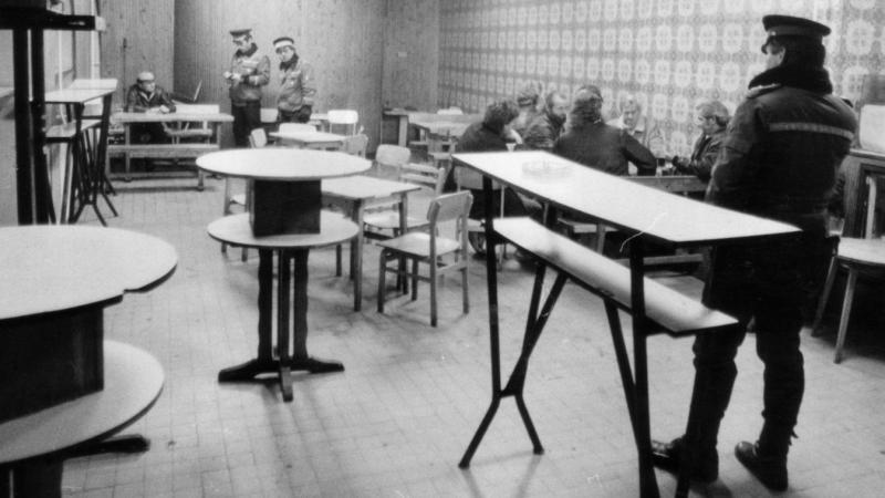 Fedezd fel a dunaújvárosi éjszakai élet eltűnt színhelyeit: kocsmák, bárok és éttermek, amelyek egykor a város lüktető szívét adták. Emlékek és történetek nyomában járva merülj el az egykori hangulatban, és ismerd meg a helyeket, ahol a barátságok születt