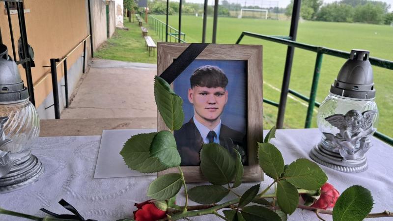 A foci nem csupán szenvedély volt számára, hanem az élete értelme, és sajnos ez a szenvedély lett a végzete is. Szülőfalujában mély fájdalommal emlékeznek a fiatal pátrohai focistára, akinek elvesztése mindenkinek hatalmas űrt hagyott a szívében.