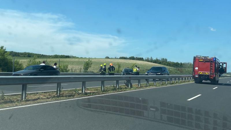 Egy autó ütközött a szalagkorlátnak a 67-es főúton, Mernye közelében.