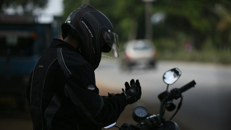 Szeged környékén súlyos balesetet szenvedett egy motoros, akinek állapota aggasztó. A helyszínen azonnal megkezdték a mentési munkálatokat, hogy minél előbb segítséget nyújtsanak.