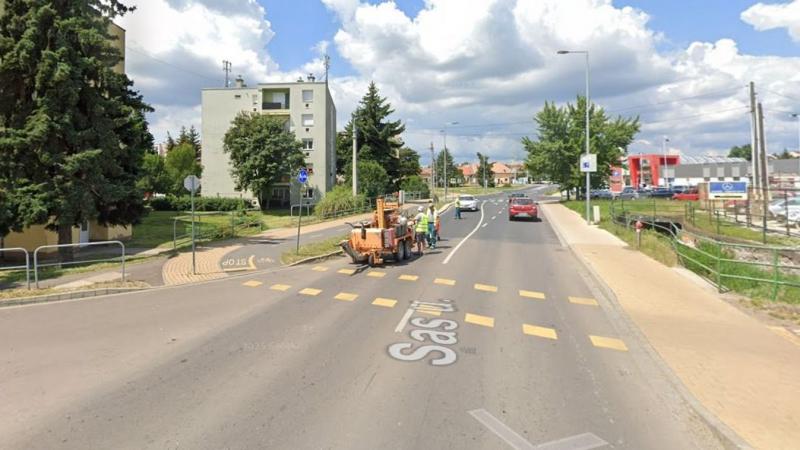 Egerben baleset történt, amikor egy rolleres lányt elütöttek, és az elkövető azonnal elhagyta a helyszínt. Az esetet fotó is dokumentálja.