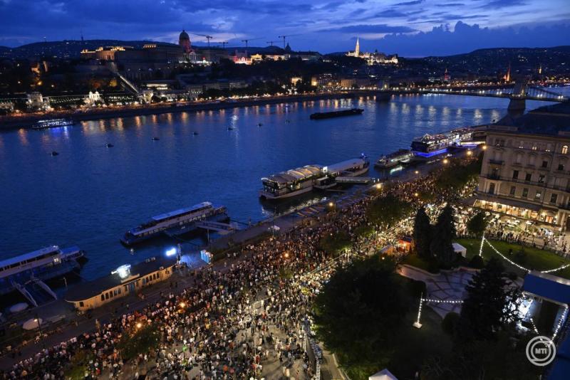 Augusztus 20-án, Szent István ünnepén Budapest szívében mintegy 800 ezer ember gyűlt össze, hogy együtt ünnepelje a nemzeti hagyományokat. Az MTÜ tájékoztatása szerint a rendezvények iránti érdeklődés meghaladta a várakozásokat, ezzel is bizonyítva, hogy 