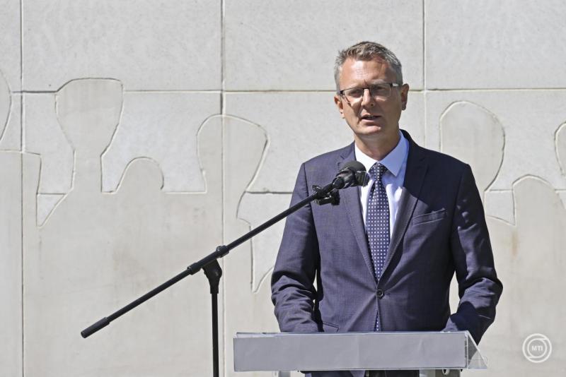 Rétvári Bence hangsúlyozza, hogy a diktatúrák fenyegetést jelentenek a szuverenitásra, a családok stabilitására és a keresztény értékekre. Szerinte ezek a rendszerek nemcsak politikai, hanem társadalmi és vallási szempontból is aláássák az egyéni jogokat 