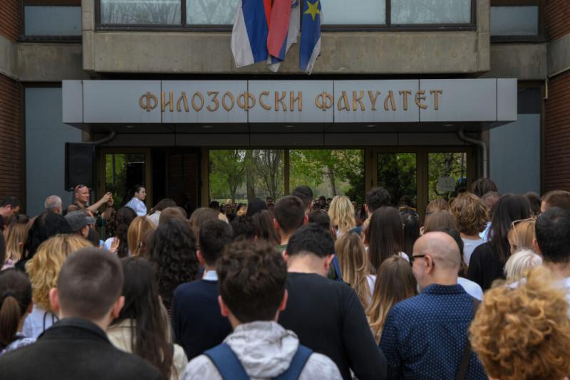 A dékán, miután elhagyta a hallgatók zsivaját, bezárta a kiüresedett egyetem kapuit.