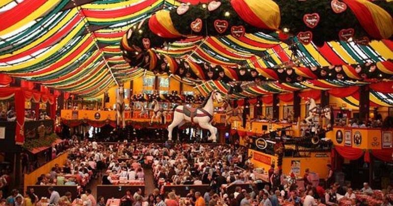 A bombariadó után ismét megnyitja kapuit az Oktoberfest, és a látogatók izgatottan várják a fesztivál pezsgő hangulatát!