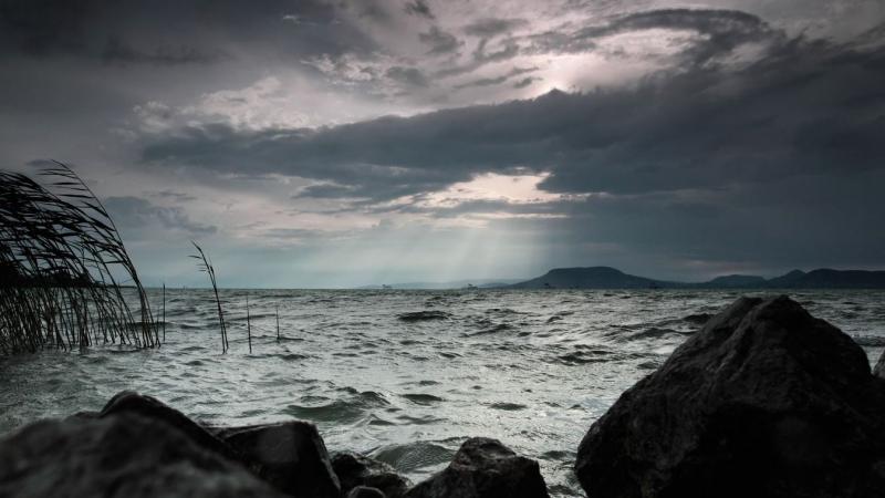 Apad a Balaton: csupán két nap leforgása alatt két centiméterrel csökkent a vízszint.