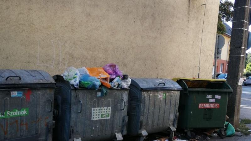 Kukaprobléma Szolnokon: Az NHSZ reagált a lakók felháborodását kiváltó ügyre

Szolnokon egyre nagyobb feszültséget okoz a kukák körüli helyzet, amely a helyi lakosokat rendkívül zavarja. Az NHSZ, a hulladékgazdálkodással foglalkozó szervezet, most megszól