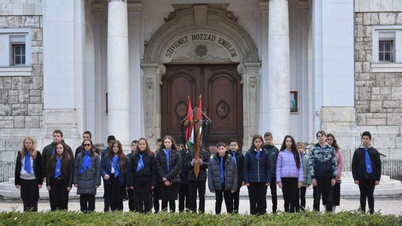 Pápán megemlékeztek az aradi vértanúkról, tisztelegve a hősök emléke előtt.