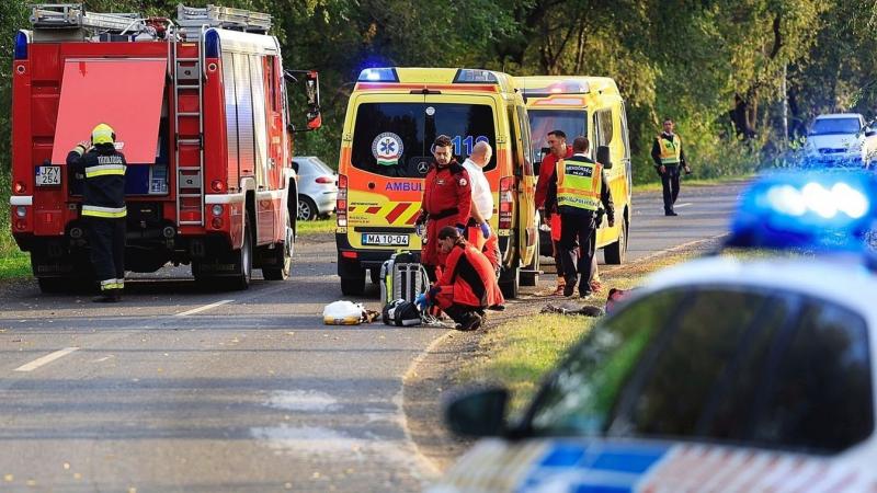 Sokk a 6-os úton: Egy hatalmas ütközés következtében az autó egyenesen az árokba csapódott – a mentők szinte versenyt futottak az idővel, hogy időben segítsenek!