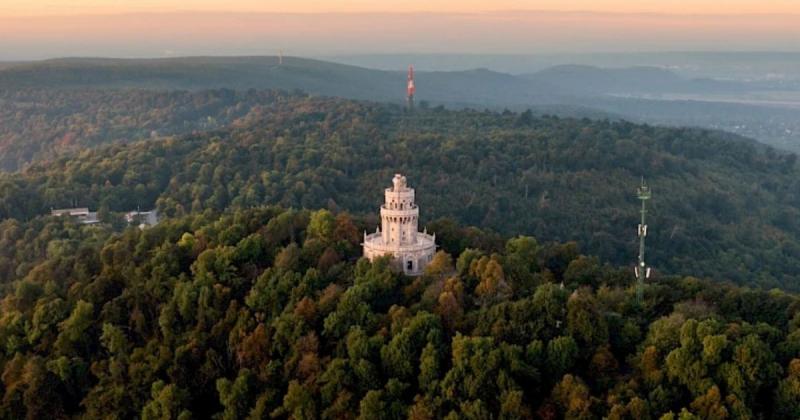 A Normafa varázslatos ölelésében bontakozik ki a spirituális reziliencia. E gyönyörű helyszín, ahol a természet és az ember harmóniában létezik, lehetőséget ad arra, hogy felfedezzük belső erőnket. A fák susogása, a madarak csicsergése és a friss levegő ö