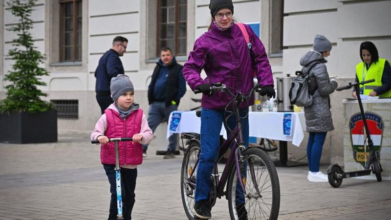 A Kiskorúak Veszélyeztetésének Bűntette: Egy Komoly Kihívás

A kiskorúak védelme mindig is fontos társadalmi kérdés volt, és sajnos a veszélyeztetésük bűntette is felmerülhet különböző formákban. A gyermekek jogainak megsértése, a családi környezetből ere