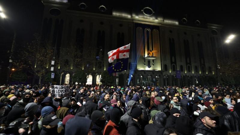 A rendőri erőszak ellenére vasárnap este is hatalmas tömegek vonulnak az utcákra Tbilisziben.