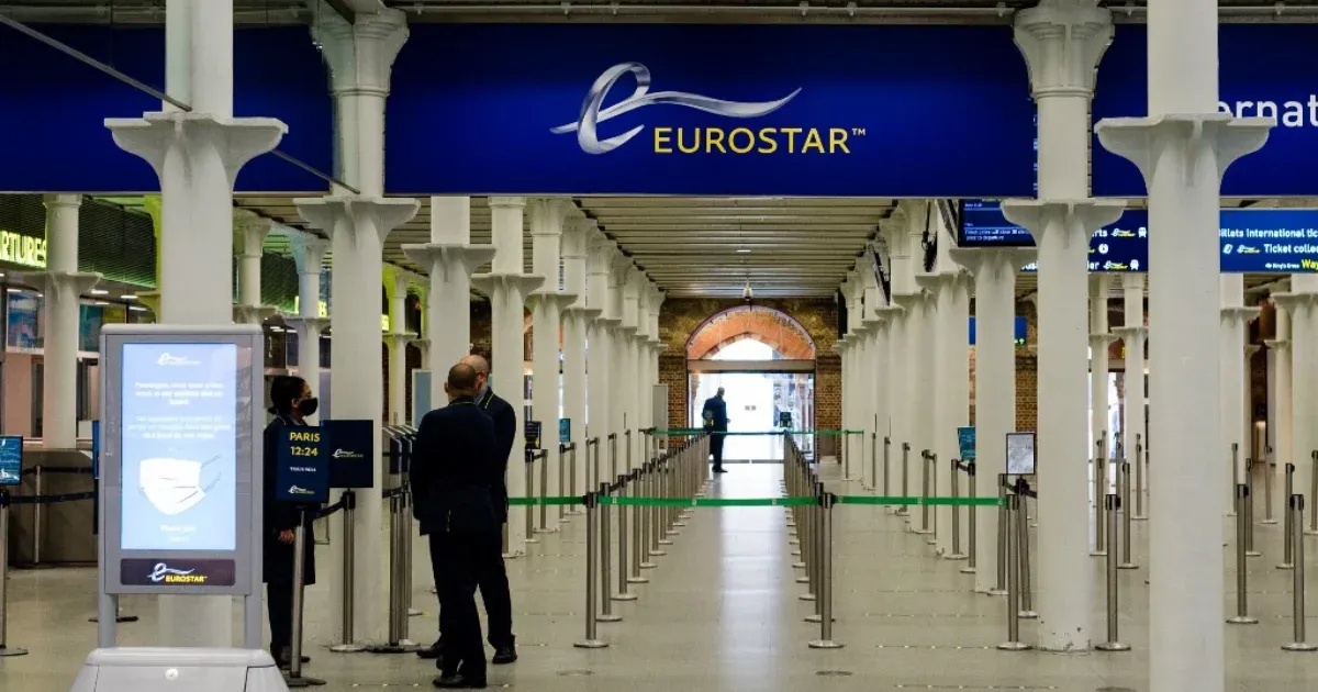 Hosszú órákon át vesztegelt egy utasokat szállító Eurostar-vonat a Csalagút mélyén.