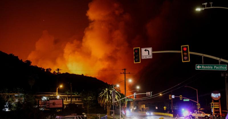 Videofelvételeken láthatjuk, ahogy Los Angeles környékén hatalmas erdőtüzek tombolnak, pusztítva a gyönyörű tájat és veszélyeztetve a helyi közösségeket.