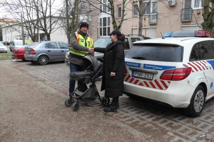 Babakocsit zsákmányolt.