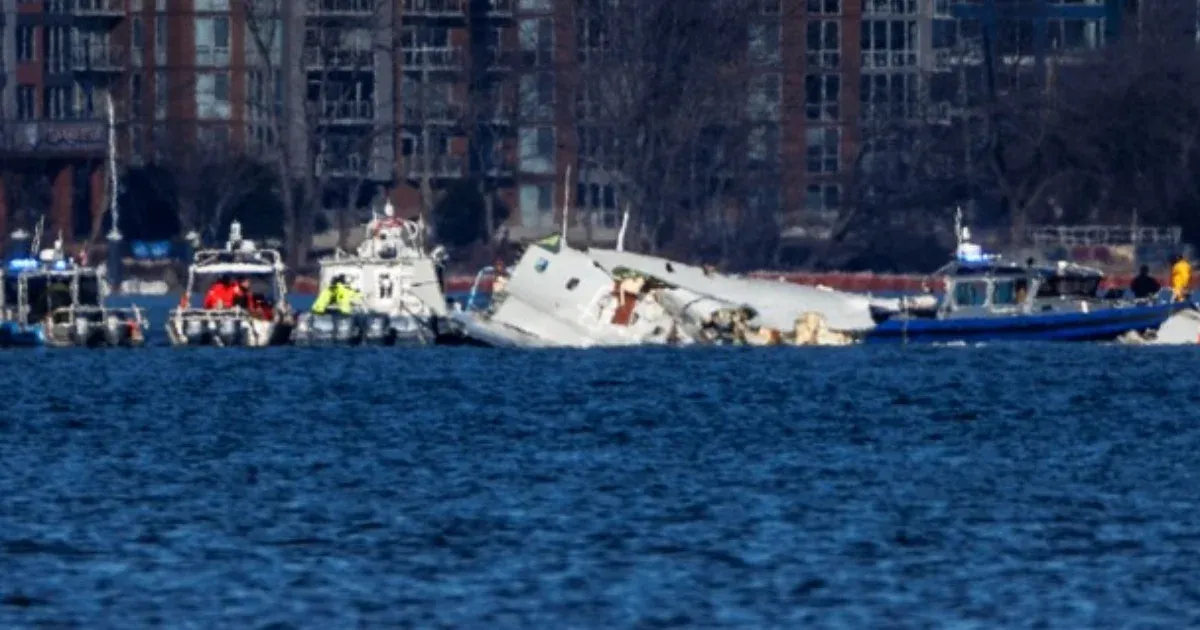 A washingtoni ütközés során, amelyben egy katonai helikopter és egy utasszállító repülőgép találkozott, kritikus tényezőként tűnt fel, hogy az irányító toronyban nem volt jelen egy irányító.