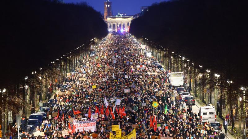 Berlinben számos demonstráció zajlott az AfD-vel való együttműködés ellen, ahol a résztvevők kifejezték véleményüket és aggodalmaikat a párt politikája miatt.