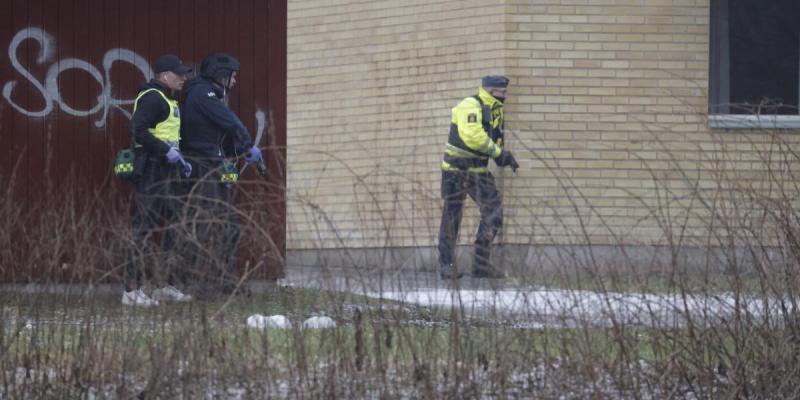 Egy svéd iskolánál tragikus lövöldözés történt, amely során legalább öt ember megsérült.