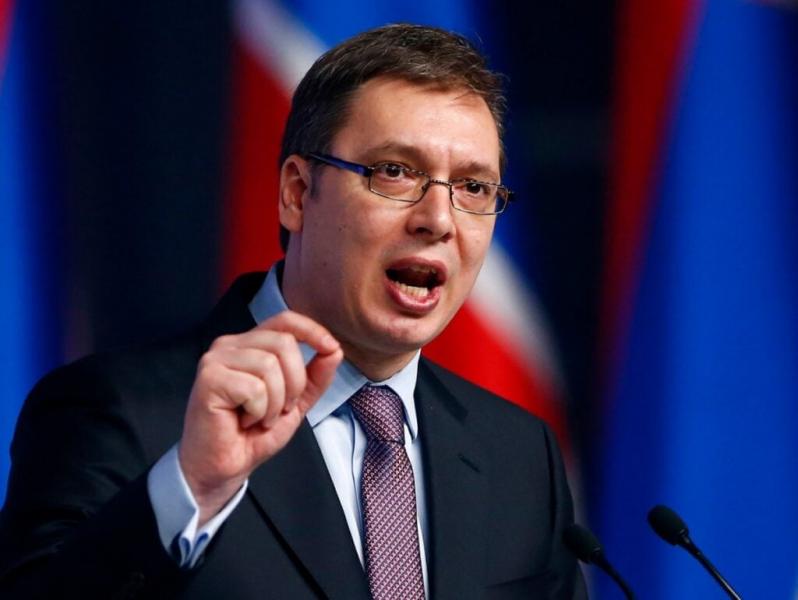 Vučić szerb elnök autójának kereke váratlanul kiszakadt.