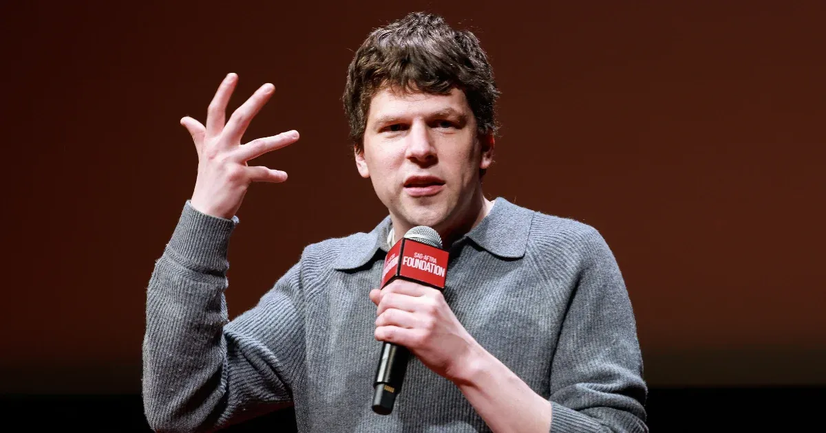 Jesse Eisenberg úgy véli, hogy Nemes Jeles László igazi zsenialitással bír, és a 