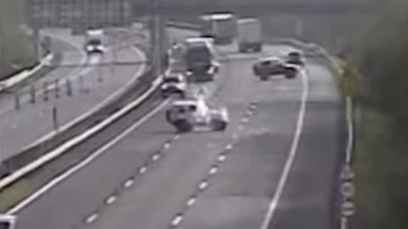 Videó: Egy egész csoport autó szabálytalanul kanyarodott vissza az M7-es autópályán.