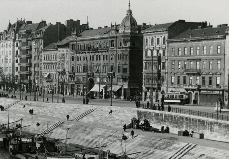 Budapest rejtett kincsei - A Huzella-bérház tetődíszeinek titkai

A főváros szívében, ahol a múlt és a jelen találkozik, számos épület őrzi a város történelmét. Ezek közül kiemelkedik a Huzella-bérház, amely nem csupán építészeti értékével, hanem különleg
