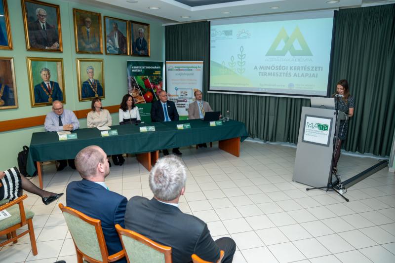 Agrárakadémia: A kertészeti minőségbiztonság új dimenziói - Magyar Mezőgazdaság

Az Agrárakadémia keretein belül a kertészetek minőségbiztonsági kérdései kerülnek fókuszba, bemutatva a legújabb módszereket és technológiákat. A mezőgazdasági szektor fejlőd