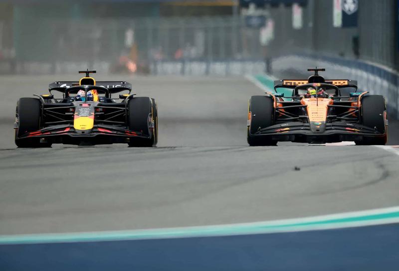 Ha a támadás nem hozza meg a várt eredményt, a másolás lehet a következő lépés: a Red Bull most éppen azt próbálja elérni, hogy a McLaren teljesítményét lemásolja.