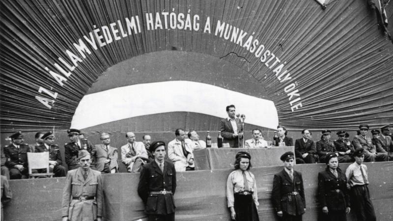 Az igazságszolgáltatás figyelmen kívül hagyásával Orbán Viktor és csapata olyan szervezeteket söpörne el, amelyek nem felelnek meg az elképzeléseiknek - számolt be az Alfahir.hu.