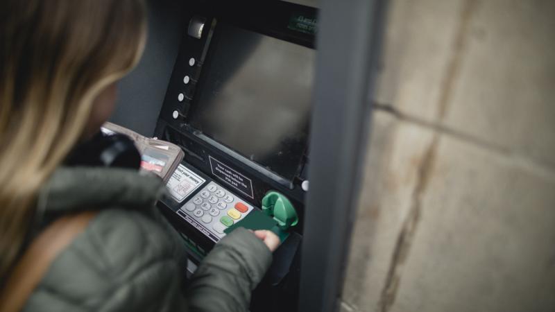 Az államkincstár bejelentést tett az ATM-es tranzakciókkal kapcsolatban, amely a nemzetgazdasági tárca illetékes szerveit érinti.