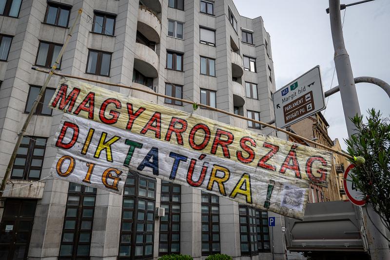 Feszültség nő a levegőben: demonstráció készül a kormány legújabb jogszabálya ellen a Kossuth téren.