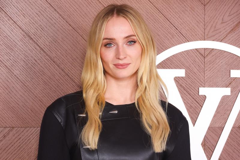 Sophie Turner a szakítása után merész lépésre szánta el magát: egy lenyűgöző kék bikiniben mutatta meg magát barátnője lánybúcsúján. Az esemény során készült fotók gyorsan felkeltették a figyelmet, hiszen a színésznő magabiztossága és ragyogása azonnal me