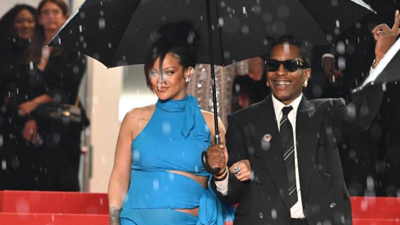 Rihanna és A$AP Rocky egy különleges esemény keretében megidézték Harry herceg és Meghan Markle ikonikus stílusát, ezzel új dimenziót adva a modern hírességek divatjának. Az est folyamán a pár nemcsak a színpadon tűnt fel, hanem a közönség figyelmét is ma
