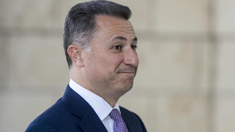 Nikola Gruevszki, az észak-macedón exminiszterelnök, aki Magyarországon rejtőzik, milliókat keres tanácsokkal. Az elítélt politikai figura körüli helyzet és a tevékenységei különösen figyelemfelkeltőek, hiszen a múltja és a jelenlegi életmódja egyaránt iz
