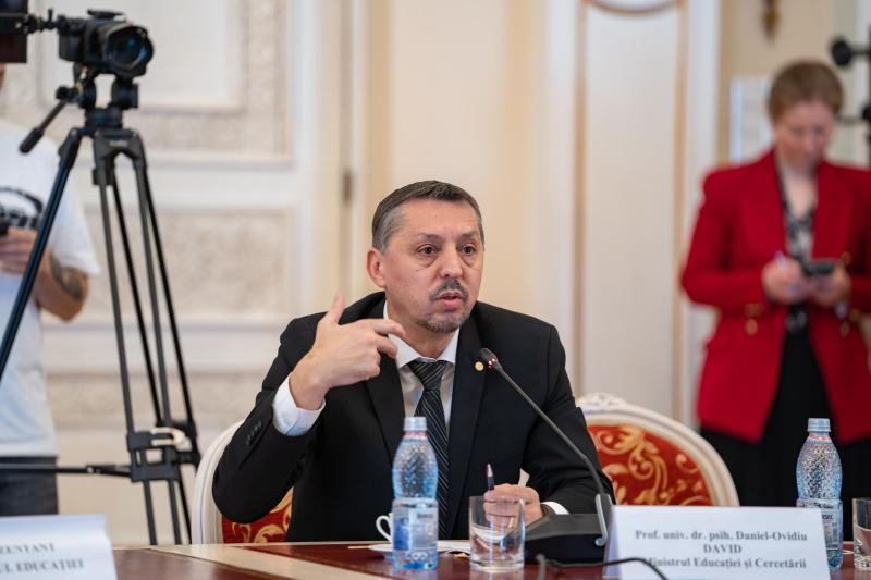 Daniel David rámutat arra, hogy számos gyermek valamilyen okból kifolyólag még a kötelező oktatási keretek között is kiszorul.