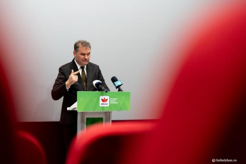 Román város díszpolgárává avatta Cseke Attila fejlesztési minisztert | Székelyhon

Egy román város különleges megtiszteltetésben részesítette Cseke Attila fejlesztési minisztert, amikor díszpolgárává avatta. Az esemény kiemelkedő jelentőséggel bír, hiszen