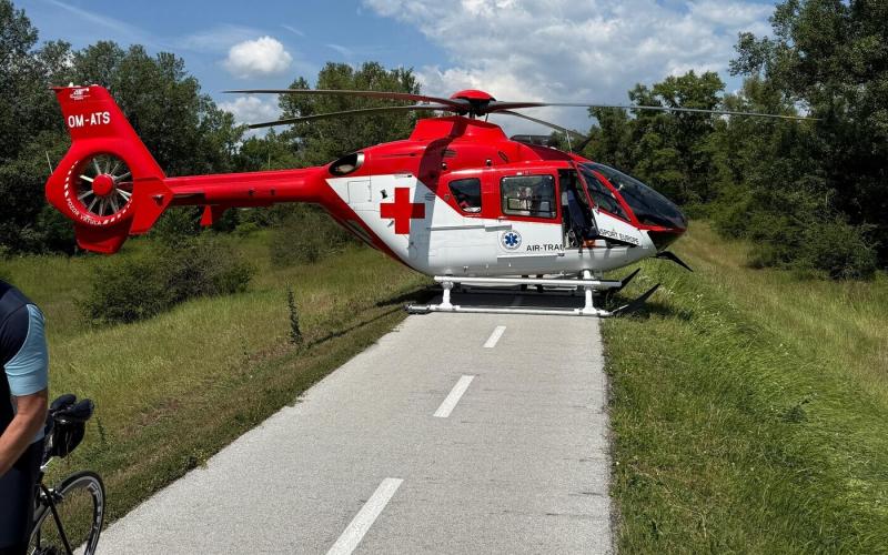 Baleset történt a bicikliúton, ahol több kerékpáros összeütközött. Az egyik érintett nőt sürgősen helikopterrel szállították kórházba.