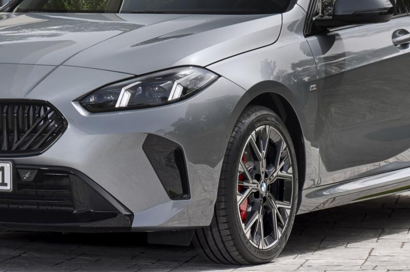 2025-re a BMW autók képesek lesznek magyarul kommunikálni! Ez a fejlesztés új szintre emeli a sofőrök és az autók közötti interakciót, lehetővé téve, hogy a járművek jobban megértsék a magyar nyelvet és a helyi kultúrát. Az intelligens rendszerek segítség
