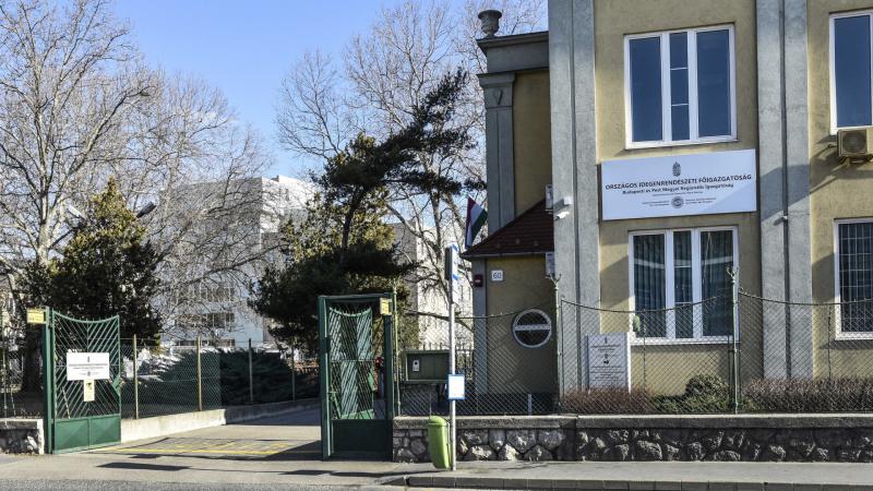 Ezrek érkeznek Magyarországra a miniszteri külön döntés nyomán.