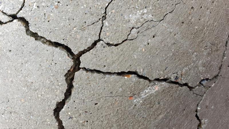 Kifejlesztettek egy innovatív, élő öngyógyító betont, amely forradalmasíthatja az építőipart. Ez az új anyag képes saját magát regenerálni, így jelentősen növelheti a tartósságát és csökkentheti a karbantartási költségeket. Az öngyógyító beton különösen í