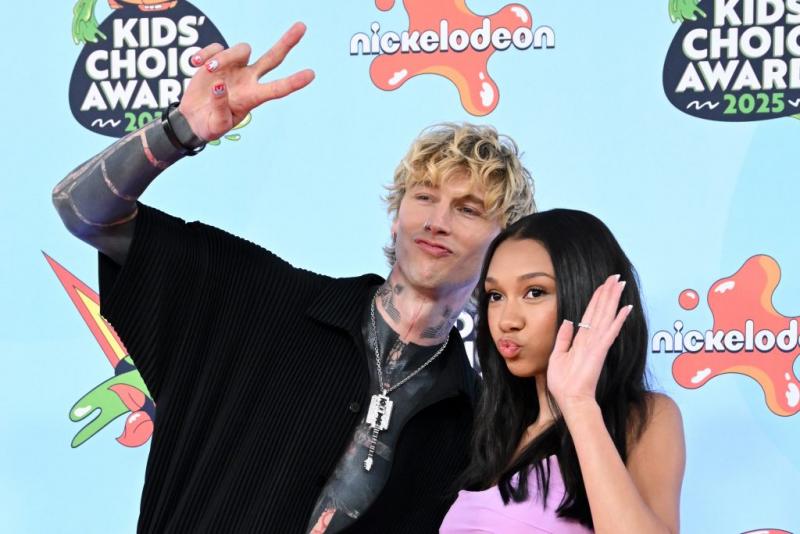 Machine Gun Kelly lányából egy igazán lenyűgöző fiatal nő vált, aki mindenkit elbűvöl szépségével és egyedi stílusával. - Coloré