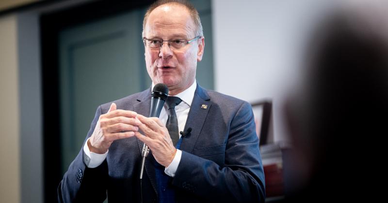 Itt az izgalmas hír: jelentős béremelés várható a kormánytisztviselőknél, hiszen a fizetések 30 százalékkal növekednek!