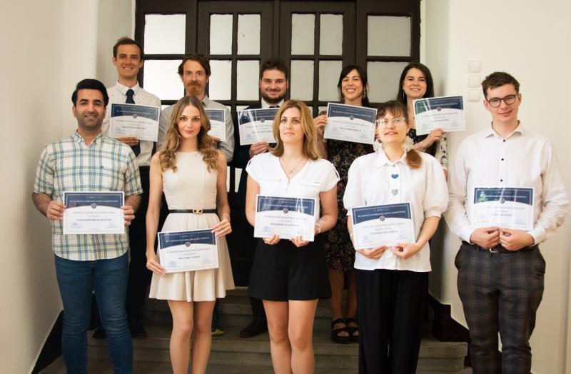 A tudomány világának egyszerű és érthető bemutatása

A tudomány egy csodálatos felfedezőút, ahol a kíváncsiság és a megfigyelés segít nekünk kibővíteni ismereteinket a világról. Az alapja a kérdések feltevése: Miért történik ez? Hogyan működik az? A tudós