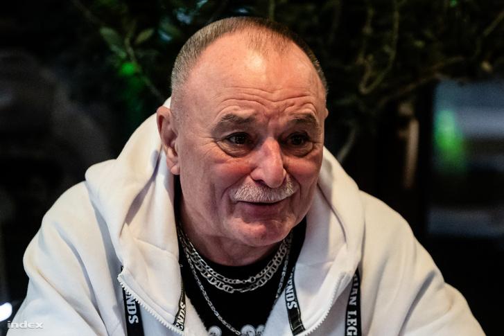 Nagy Feró tévedésből fiúnevet választott a tojó varjújának, és persze nem tudta megállni, hogy ne fűzzön hozzá egy csípős megjegyzést: 