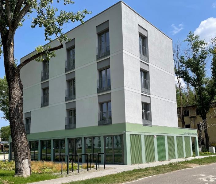 Kecskemét lakhatási és ingatlanpiaci helyzete: a város és a piac közötti szoros együttműködés

A kecskeméti ingatlanpiac dinamikus fejlődése szorosan összefonódik a város folyamatos átalakulásával és fejlődésével. Az új lakóparkok, modern ingatlanok és a 