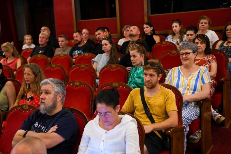 Fókuszban: A Harag György Társulat – Művészet és Szenvedély

A Harag György Társulat nem csupán egy színházi csoport, hanem egy igazi kulturális jelenség, amely a színpad varázsát és az előadóművészet mélységeit egyesíti. A társulat nemcsak a klasszikus d
